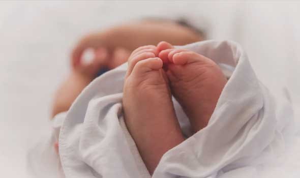 إمرأة فرنسية تلد طفل حياً من حمل نادر خارج الرحم