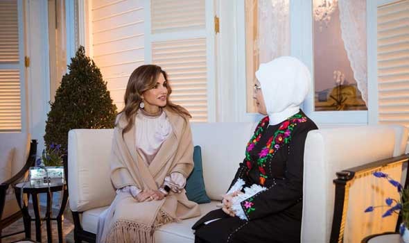 استوحي إطلالات رمضان والعيد من أناقة الملكة رانيا