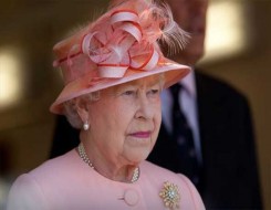  لبنان اليوم - عرض ملابس الملكة إليزابيث في معرض ملكي احتفالاً باليوبيل البلاتيني