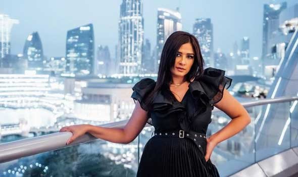 ياسمين عبد العزيز تردّ على أخبار إلغاء فيلمها مع أكرم حسني