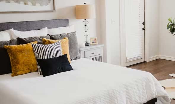 كيف تحولين غرفة نومك الواسعة إلى ملاذ فاخر يعكس ذوقك بأساليب مبتكرة وعملية