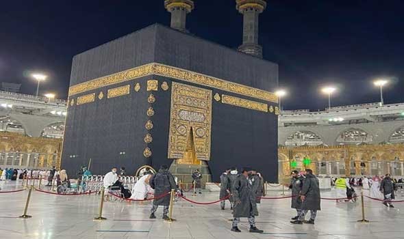 رفع الجزء السفلي من كسوة الكعبة بمقدار 3 أمتار استعدادًا لموسم حج 1446