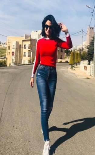  لبنان اليوم - صبا مبارك تتألق بالأحمر في إطلالات صيفية مُنعشة