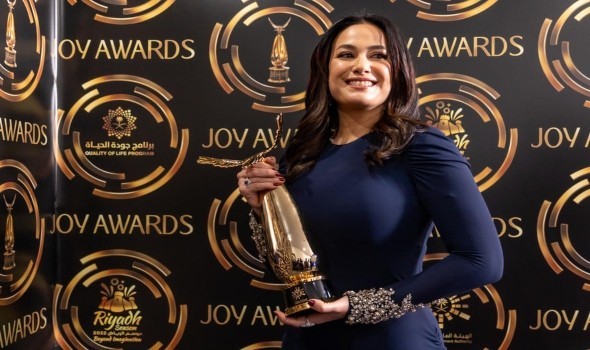  لبنان اليوم - هند صبري تُهدي جائزة "Joy Awards" لزميلاتها وتؤكد صعوبة المهنة