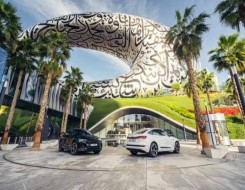  لبنان اليوم - "أودي" تحتفل بالذكرى الأولى لشراكتها مع متحف المستقبل بتسليم سيارتي "e-tron" سبورتباك الكهربائيتين