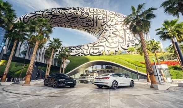  لبنان اليوم - "أودي" تحتفل بالذكرى الأولى لشراكتها مع متحف المستقبل بتسليم سيارتي "e-tron" سبورتباك الكهربائيتين