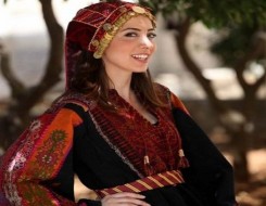  لبنان اليوم - الثوب التراثي الفلسطيني يروي  تاريخها ويحتفظ بهويتها التي لا تقاوم