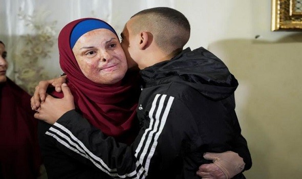  لبنان اليوم - بعد 8 سنوات قضتها في السجون الإسرائيلية إسراء جعابيص في منزلها بحضن عائلتها