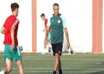  لبنان اليوم - مدرب منتخب الجزائر يصفع لاعبيه أمام الجماهير