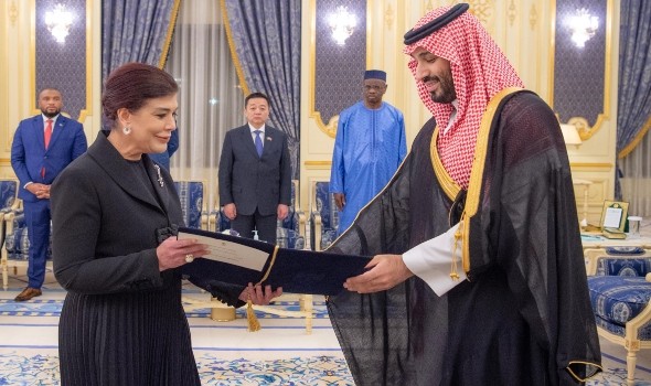  لبنان اليوم - ولي العهد السعودي يستقبل صفية السهيل و يقبل إعتمادها كسفير فوق العادة لبغداد في المملكة