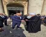  لبنان اليوم - صورة للرئيس اللبناني جوزاف عون يصافح طريف تثير لغطاً والرئاسة اللبنانية توضح2030216/314