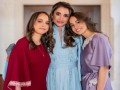  لبنان اليوم - مصر اليوم - الملكة رانيا تتفرّد بتنسيق مجوهراتها الملكية وسط أسلوب مختلف للأميرتين إيمان وسلمى