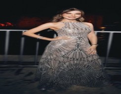  لبنان اليوم - نانسي عجرم تتألق بفستان فضي من توقيع إيلي صعب في إطلالة خاطفة للأنظار