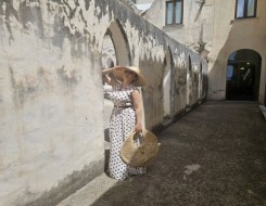  لبنان اليوم - "طبعات صيف 2025 الأيقونية تتصدر إطلالات النجمات والكاروهات والزيبرا والبولكا دوت في سباق الأناقة