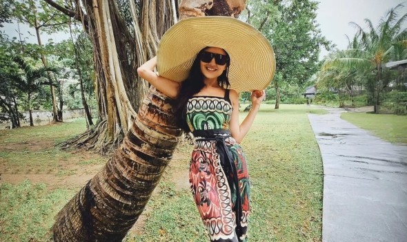 القبعة أكسسوار النجمات المفضل في أيام الصيف وأناقة البحر لا تكتمل بدونه