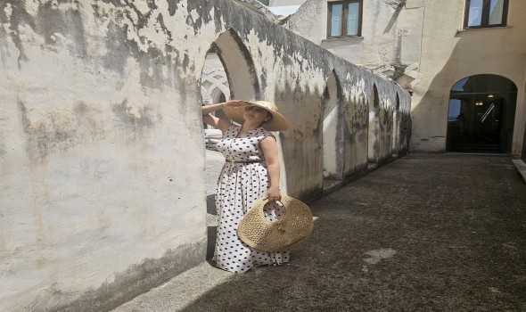  لبنان اليوم - "طبعات صيف 2025 الأيقونية تتصدر إطلالات النجمات والكاروهات والزيبرا والبولكا دوت في سباق الأناقة