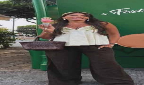 نجمات الموضة يتألقن بإطلالات صيفية منعشة تجمع بين البساطة والأنوثة