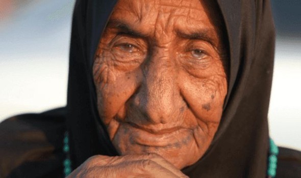 جازية فلسطينية في عامها المئة تُهجَّر قسراً للمرة الرابعة وتحلم بالأمان لأحفادها