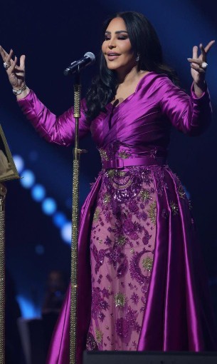  لبنان اليوم - أحلام تتألق بإطلالة ملكية فاخرة باللون البنفسجي في حفلها بموسم جدة