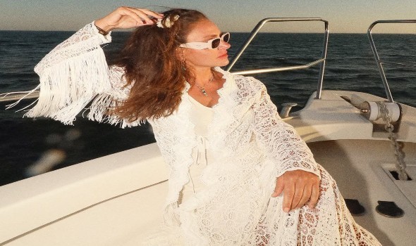  لبنان اليوم - نجمات العالم العربي يودّعن الصيف على متن اليخوت بإطلالات أنثوية حالمة تدمج الأناقة بروح البحر