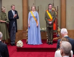  لبنان اليوم - الدوقة الكبرى للوكسمبورغ تتألق بإطلالة ملكية من توقيع إيلي صعب في حفل اعتلاء العرش