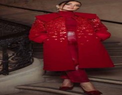  لبنان اليوم - درّة تتألق بالأحمر بإطلالات خريفية تمزج بين الفخامة والأنوثة