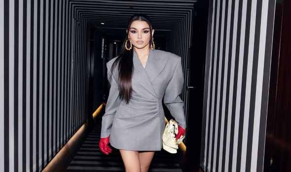  لبنان اليوم - فستان البليزر القصير يخطف أنظار نجمات خريف 2025