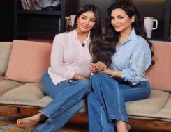  لبنان اليوم - الأزرق يوحّد إطلالات لجين وأسيل عمران في سهرة راقية تجسّد قوة الروابط بين الشقيقتين