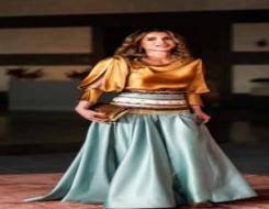  لبنان اليوم - لمسة الحرير تعزز فخامة إطلالة الملكة رانيا باللون الأزرق الفيروزي