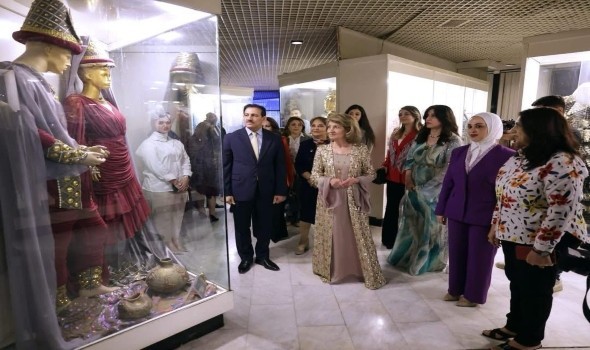  لبنان اليوم - السيدة الاولى تعتبر الازياء العراقية تجسيد للهوية الوطنية والتراث الشعبي