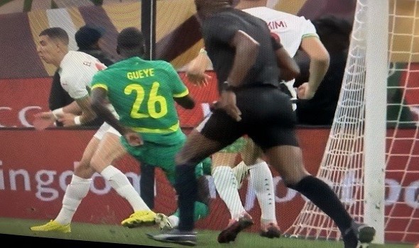 لبنان اليوم - حارس السنغال يكسر الصمت ويكشف تفاصيل مناوشات المنشفة في النهائي